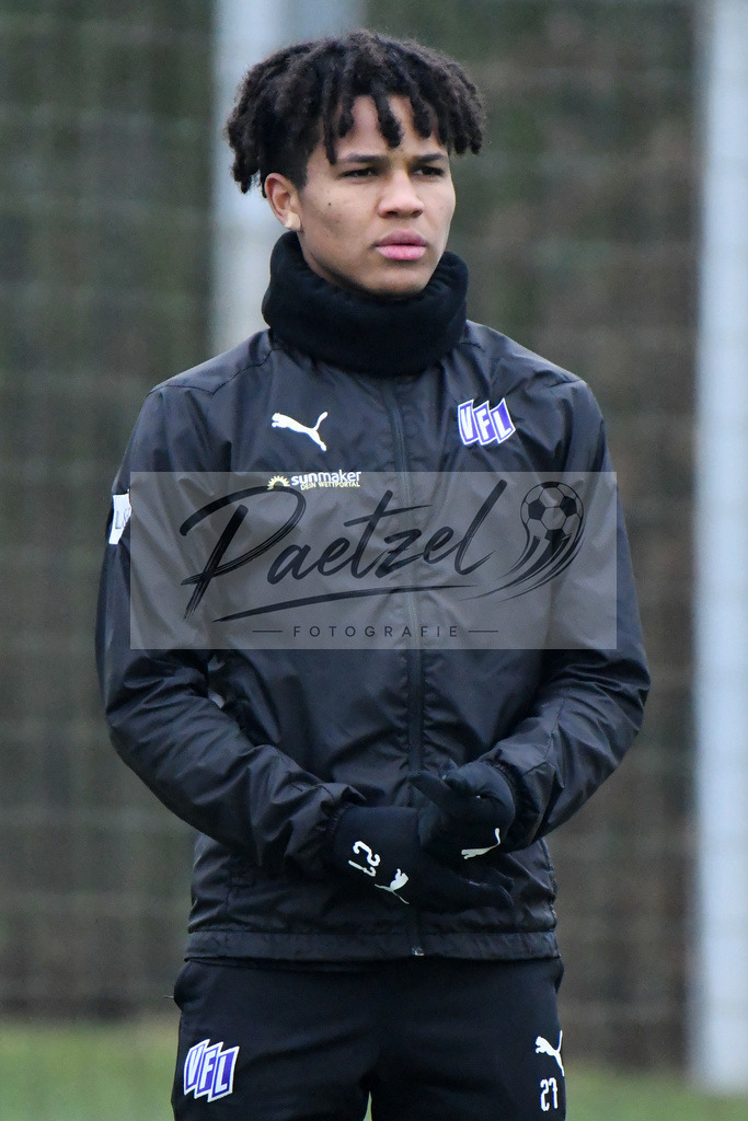 20200125_TRAOSN_0044 | Fußball, Herren: Felix Agu (VfL Osnabrück) schaut beim Training des VfL Osnabrück am 25.01.2020 im Sportpark Illoshöhe in Osnabrück, Deutschland.(Foto von Nico Paetzel) - Realisiert mit Pictrs.com