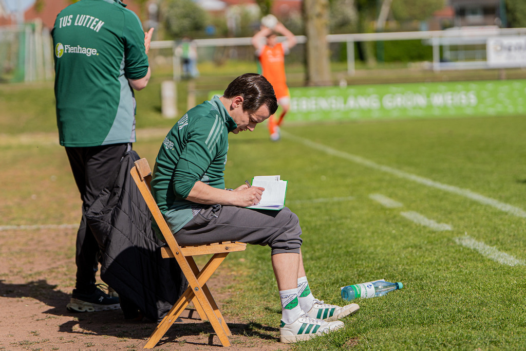 Fußball I Herren I Saison 2025-2026 I Bezirksliga Weser-Ems 4 I 29. Spieltag I TuS Lutten - SV Holdorf I 12255 | jns.sportfotos - Realisiert mit Pictrs.com
