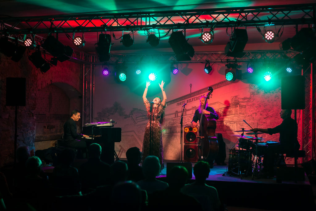 Maria Markesini Konzert | Maria Markesini meets Klazz Brothers im Forte Belvedere Leisnig zum Festival Hallo Leisnig 2022. - Realisiert mit Pictrs.com