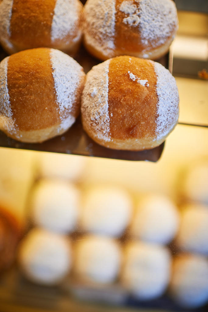 Cafe Hübler | Wien, Austria - January 16, 2019: Cafe Hübler, Faschingskrapfen in der Theke. - Realisiert mit Pictrs.com