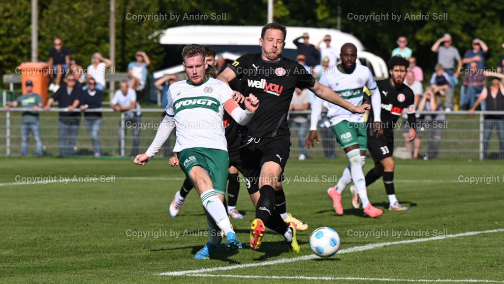 PSV Neumünster vs FC Kilia Kiel | Timo Barendt (PSV #22 scheitert am Torwart) / Kevin Harder (Kilia #29) - Fußball-Oberliga Männer 2024/2025 / PSV Neumünster vs FC Kilia Kiel / PSV A-Platz / Neumünster / 21.09.24 - Realisiert mit Pictrs.com