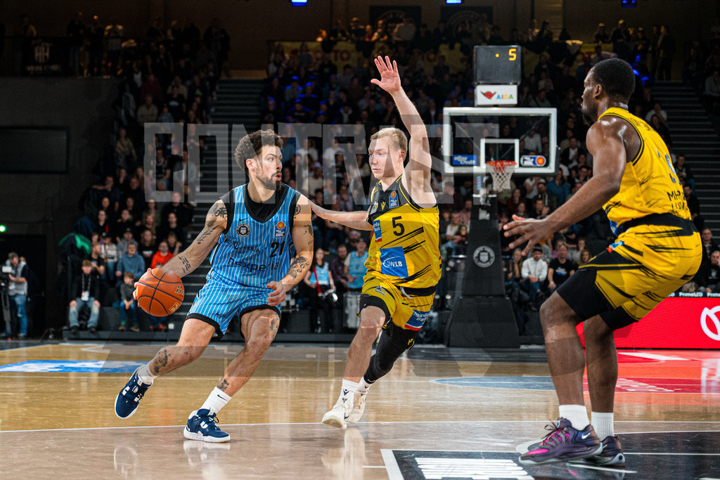 Basketball I Herren I Bundesliga I Saison 2025/2026 I 8. Spieltag I Veolia Towers Hamburg - MHP Riesen Ludwigsburg | CONTRAST ZERØ MEDIA - Realisiert mit Pictrs.com