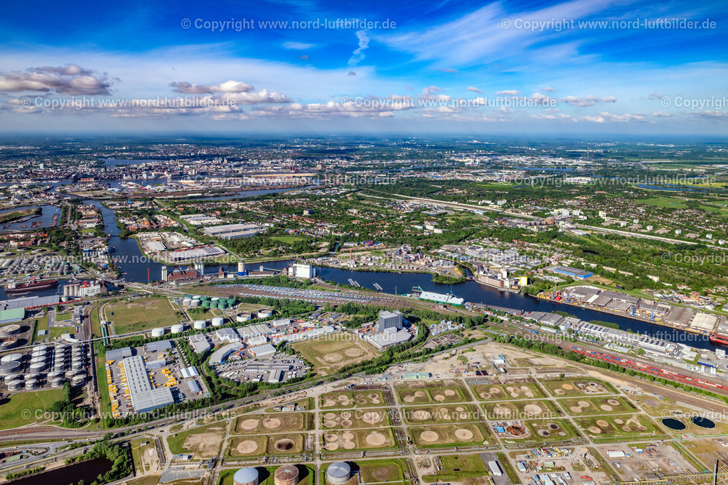 Hamburg_Wilhelmsburg_Hohe_Schaar_ELS_9784070524 | HAMBURG 07.05.2024 Hafenanlagen und Gewerbegebiet mit Schienen- und Gleisstrecken auf den Abstellgleisen und Rangierstrecken des Rangierbahnhofes und Güterbahnhof " Hohe Schaar " an der Straße Eversween in Hamburg wilhelmsburg, Deutschland. // Port facilities and commercial area with rail and track lines on the sidings and shunting routes of the marshalling yard and freight yard "Hohe Schaar" on Eversween Street in Hamburg Wilhelmsburg, Germany. Foto: Martin Elsen