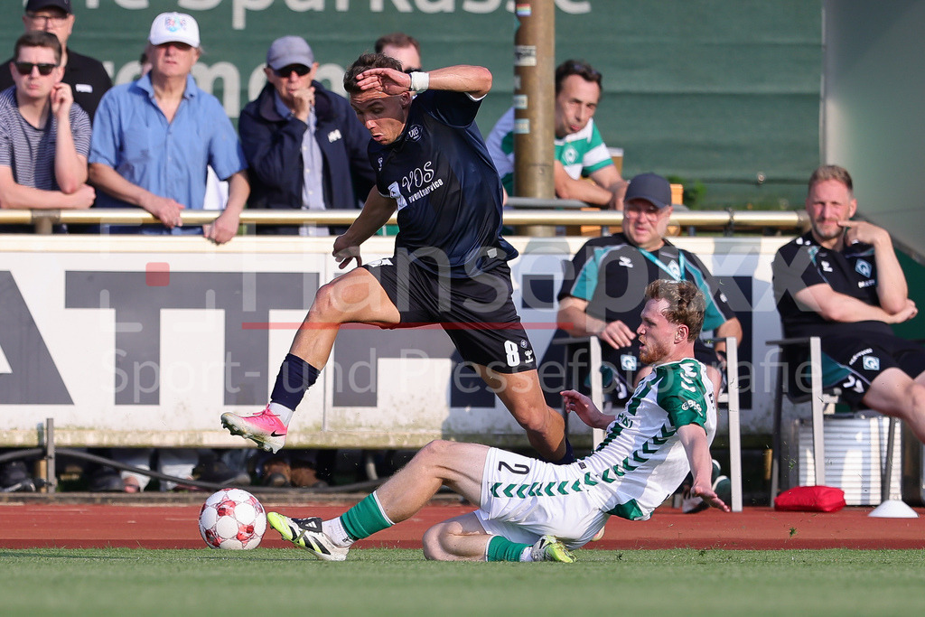 Fussball, Regionalliga Nord, SV Werder Bremen II - VfB Oldenburg | v.li.: Rafael Brand (VfB Oldenburg, 8) und Johann Wegner (SV Werder Bremen II, 2) im Zweikampf, Duell, Dynamik, Aktion, Action, Spielszene