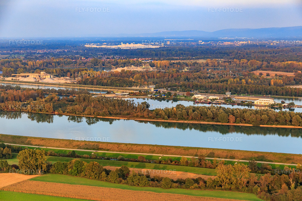 Luftbild: Rheinschleuse und EnBW Energie Baden-Württemberg AG, Rheinkraftwerk Iffezheim in Iffezheim im Bundesland Baden-Württemberg in Deutschland. – Foto: IMG_074392.jpg vom 04.10.2014 durch Werner Riehm/FLY-FOTO.de – Auflösung des Originals: 5472 x 3648 px – WSA Oberrhein Schleuse Iffezheim – Wasserkraft - EnBW