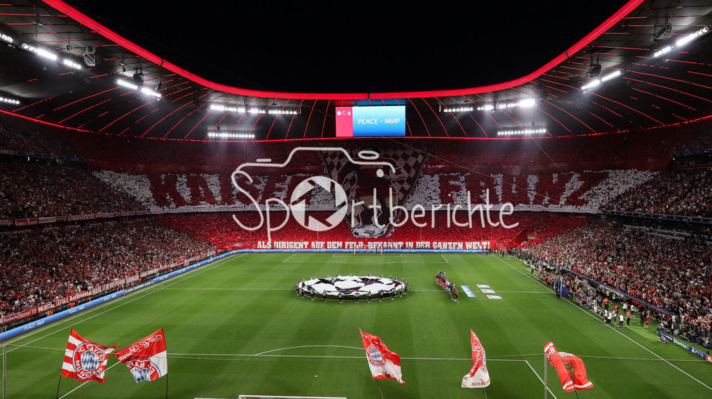FC Bayern München - Real Madrid | Die Fans des FC Bayern gedenken Franz Beckenbauer mit einer Choreographie vor dem Heimspiel gegen Real Madrid / Choreo / Ultras / Südkurve München / Kaiser Franz / Symbolbild