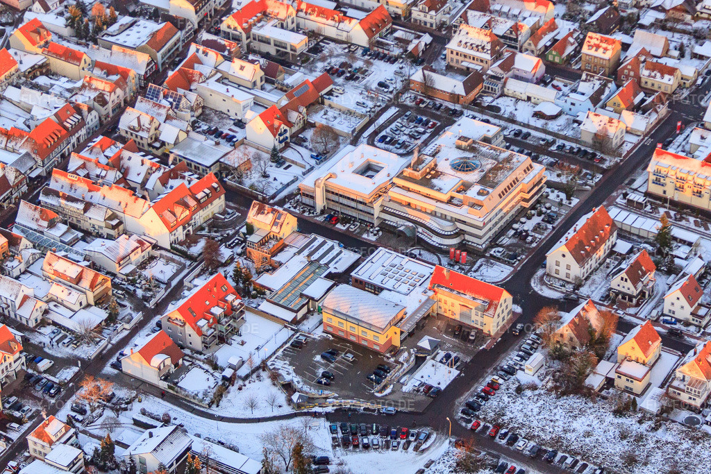 Luftbild: Verbandsgemeindeverwaltung und Sparkasse an der Gartenstraße im Winter bei Schnee in Kandel im Bundesland Rheinland-Pfalz in Deutschland. Foto: IMG_54805.jpg vom 08.12.2012 durch Werner Riehm/FLY-FOTO.de