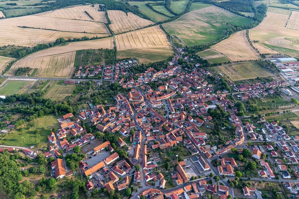 Luftbild: Ortsansicht aus Osten im Ortsteil Mühlberg in Drei Gleichen im Bundesland Thüringen in Deutschland. Foto: IMG_116090.jpg vom 10.07.2019 durch Werner Riehm/FLY-FOTO.deThüringer Burgenland - Drei Gleichen