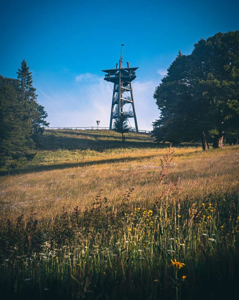 Schauinslandturm | Blick zum Schauinslandturm im Hochschwarzwald bei Freiburg im Breisgau - Realisiert mit Pictrs.com