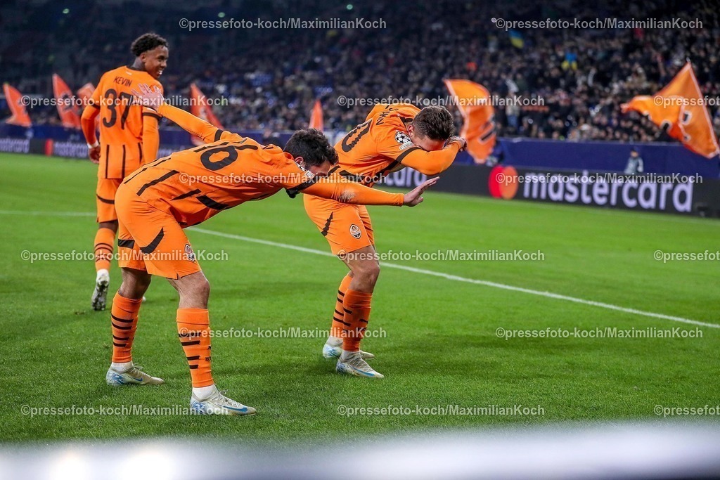 UCL22012501022 | 22.01.2025, Fußball, UEFA Champions League, Schachtar Donezk - Stade Brestois 29, Arena AufSchalke Gelsenkirchen, 7. Spieltag Saison 2024 2025: Torschütze Georgiy Sudakov (Schachtar Donezk #10) verwandelt den Elfmeter zum 2:0 und steht jubelnd auf dem Spielfeld zusammen mit Irakli Azarovi (Schachtar Donezk #16)