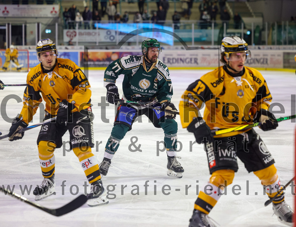 2025-11-02_032_TSV_Erding_gegen_EV_Fuessen | Erding, Deutschland, 02.11.2025:Eishockey, Oberliga Süd 2025 / 2026, 15. Spieltag, TSV Erding gegen EV Füssen, Endergebnis: 2:6Nikita Naumann (EV Füssen, #78), Philipp Michl (Erding Gladiators, #77), Pius Seitz (EV Füssen, #17)Foto: Christian Riedel / fotografie-riedel.net