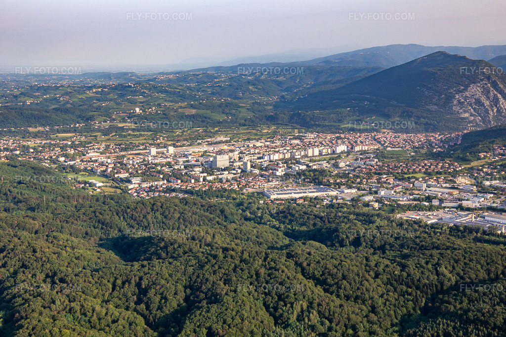 Aerial view: View of the town from the southeast in Nova Gorica in the state Slovenia, Slovenia. – Photo: IMG_137629.jpg taken on 07/16/2023 by Werner Riehm/FLY-FOTO.com – Resolution of the original: 5472 x 3648 px