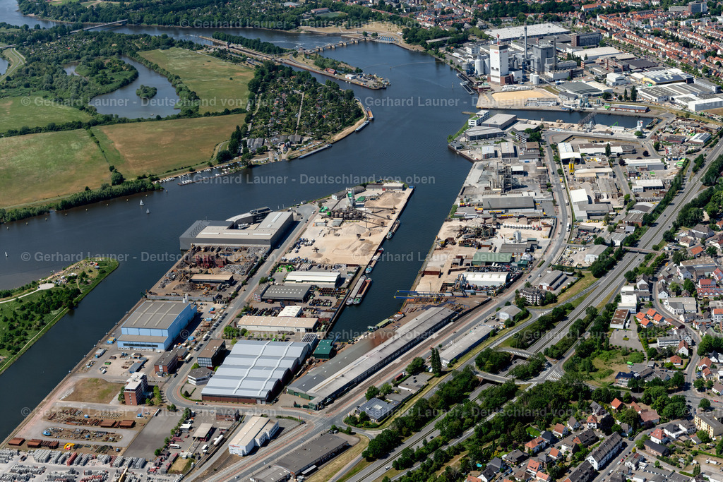 4029549 | BREMEN 01.06.2020 Kaianlagen und Schiffs- Anlegestellen am Hafenbecken des Binnenhafen an der Weser im Ortsteil Hemelingen in Bremen, Deutschland. Weiterführende Informationen bei: HeidelbergCement AG,  bremenports GmbH &amp; Co. KG. // Quays and boat moorings at the port of the inland port on Weser in the district Hemelingen in Bremen, Germany. Further information at: HeidelbergCement AG,  bremenports GmbH &amp; Co. KG. Foto: Gerhard Launer