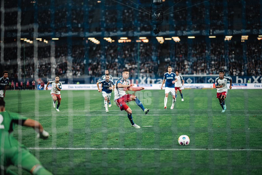 Fußball | Männer | Saison 2023/2024 | 2. Fußball-Bundesliga | 1. Spieltag | Hamburger SV vs. FC Schalke 04 | 28.07.2023 | Laszlo Benes (#8, HSV) verwandelt einen Elfmeter zum Tor