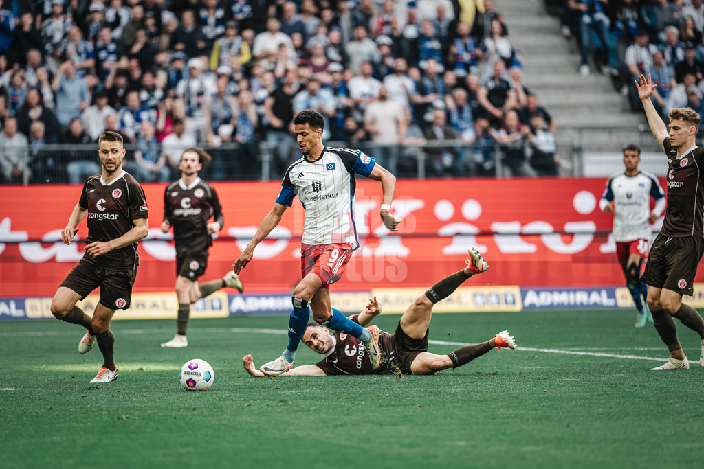 Fußball | Männer | Saison 2023/2024 | 2. Fußball-Bundesliga | 32. Spieltag | Hamburger SV vs. FC St. Pauli  | 03.05.2024 | Manolis Saliakas (#2, FC St. Pauli) geht zu Boden, Robert Glatzel (#9, HSV) mit dem Ball