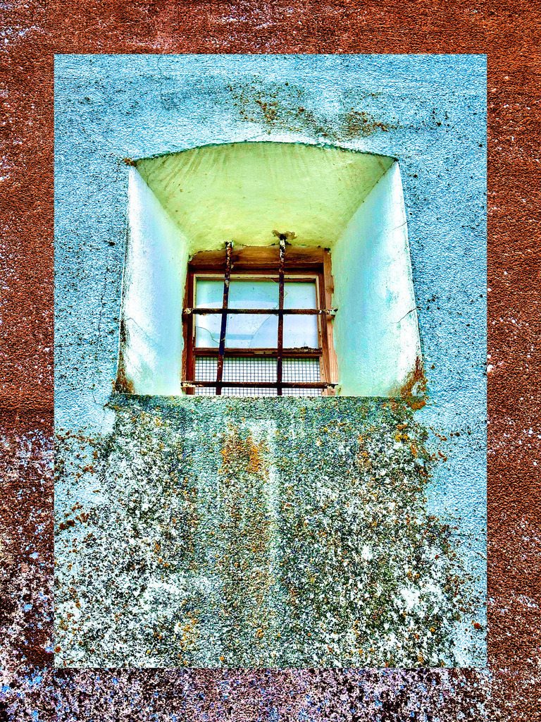 Gefangen im Farbenspiel | Dieses einzigartige Fotokunstwerk fängt die raue Schönheit einer alten, verwitterten Fensteröffnung ein, kräftig hervorgehoben durch den Druck auf hochwertigem AluDibond. Der Einsatz von Goldfarbe verleiht der Textur und Struktur der Oberfläche einen besonderen, edlen Glanz, der das Bild lebendig wirken lässt und gleichzeitig eine faszinierende Tiefe schafft. Die kontrastreichen Farben und die markante Maschendrahtsicherung transportieren eine Geschichte von Vergangenheit und Zeit, ideal für Liebhaber urbaner Ästhetik und moderner Kunst. - Realisiert mit Pictrs.com
