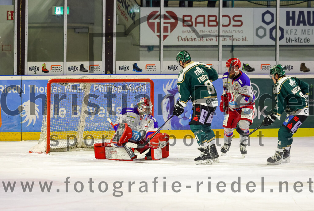2026-02-15_082_TSV_Erding_gegen_EC_Peiting | Erding, Deutschland, 15.02.2026:Eishockey, Oberliga Süd 2025 / 2026, 47. Spieltag, TSV Erding gegen EC Peiting, Endergebnis: 4:5Torwart Tommi Steffen (EC Peiting, #1), Maximilian Forster (Erding Gladiators, #81), Erik Modlmayr (Erding Gladiators, #21)Foto: Christian Riedel / fotografie-riedel.net
