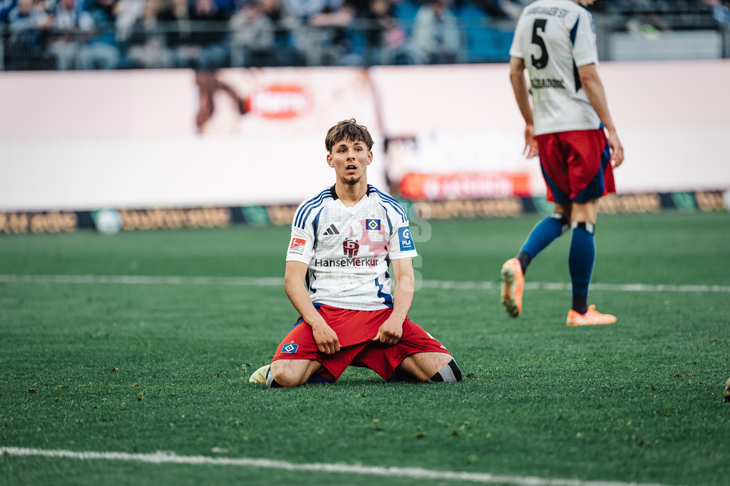 Fußball | Männer | Saison 2024/2025 | 2. Fußball-Bundesliga | 31. Spieltag | Hamburger SV vs. Karlsruher SC | 27.04.2025 | Otto Emerson Stange (#49, HSV) ärgert sich nach einer vergebenen Chance enttäuscht traurig