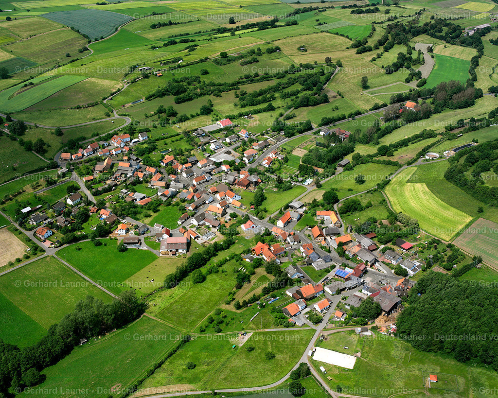 2614569 | ZEILBACH 09.06.2006 Landwirtschaftliche Nutzflächen und Feldgrenzen  umsäumen das Siedlungsgebiet des Dorfes in Zeilbach im Bundesland Hessen, Deutschland // Agricultural land and field boundaries surround the settlement area of the village  in Zeilbach in the state Hesse, Germany Foto: Gerhard Launer