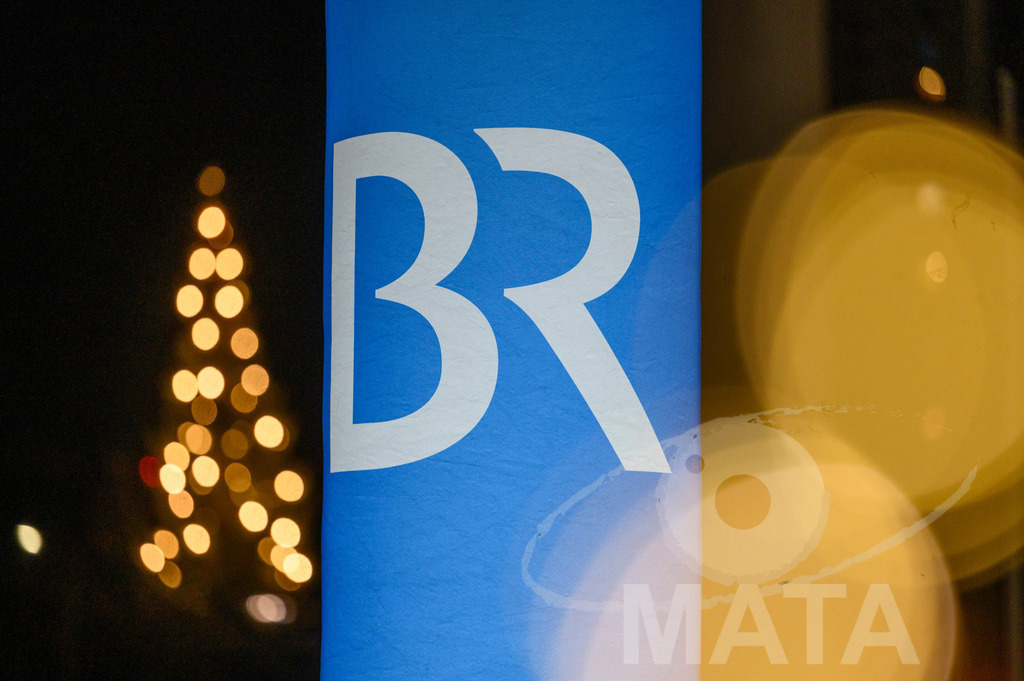 _DWI5918 | BR Symbol und belichtete Tannenbaum  bei '30 Jahre Sternstunden-Gala 2023' in der Frankenhalle. Nürnberg, 15.12.2023 - Realisiert mit Pictrs.com