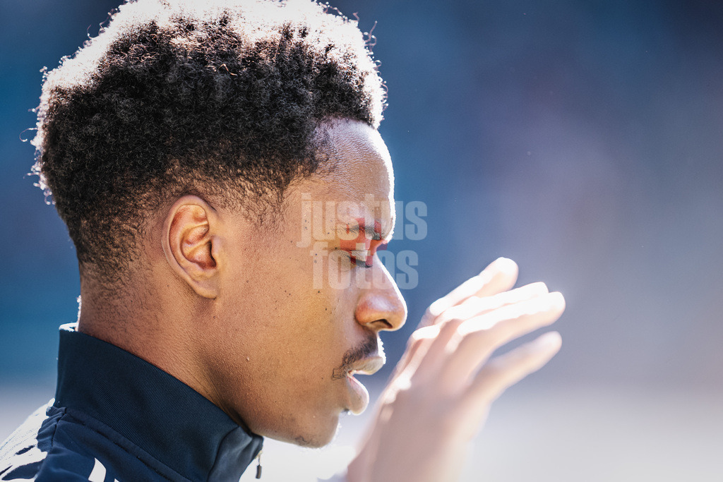 Fußball | Männer | Saison 2025/2026 | 1. Fußball-Bundesliga | 28. Spieltag | Hamburger SV vs. FC Augsburg | 04.04.2026 | Albert Sambi Sambi Lokonga (#6, HSV) mit einem Gebet