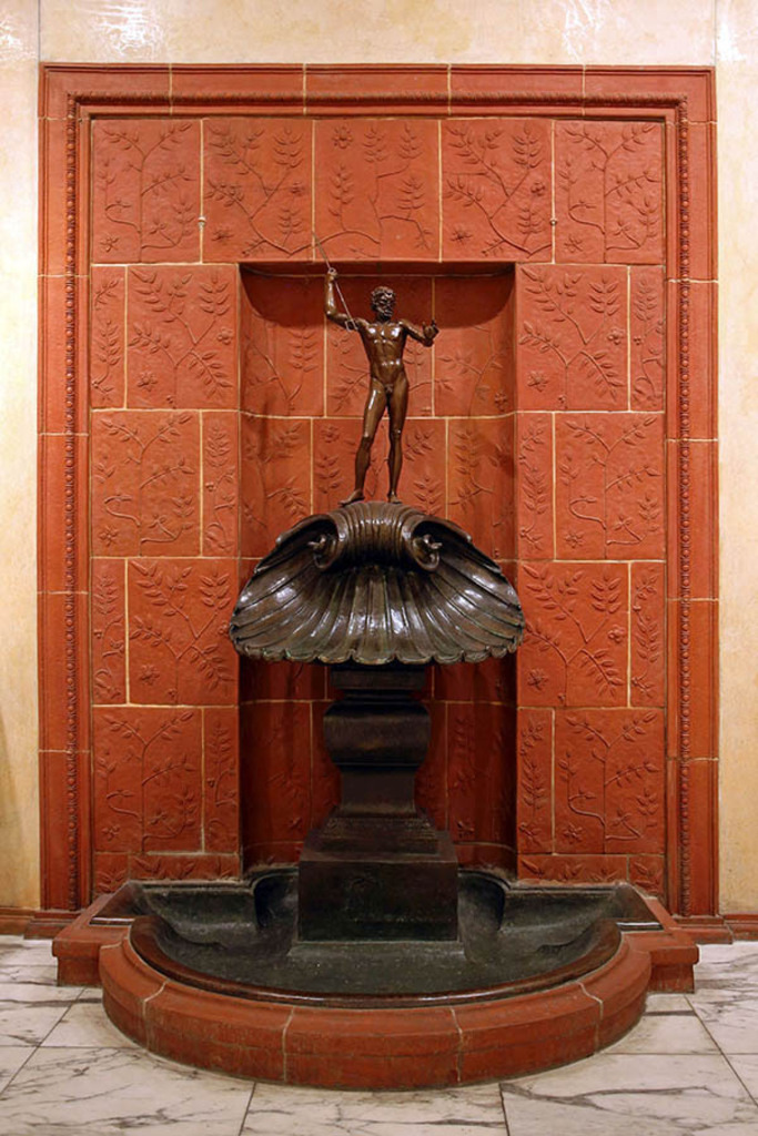 Bildlexikon Leipzig - Krochhochhaus - Neptunbrunnen von Josef Wackerle | Das Team hinter BILDLEXIKON LEIPZIG bündelt historische wie aktuelle Informationen über die Stadt Leipzig in Text und Bild auf einer Plattform und stellt diese der interessierten Öffentlichkeit zur Verfügung.