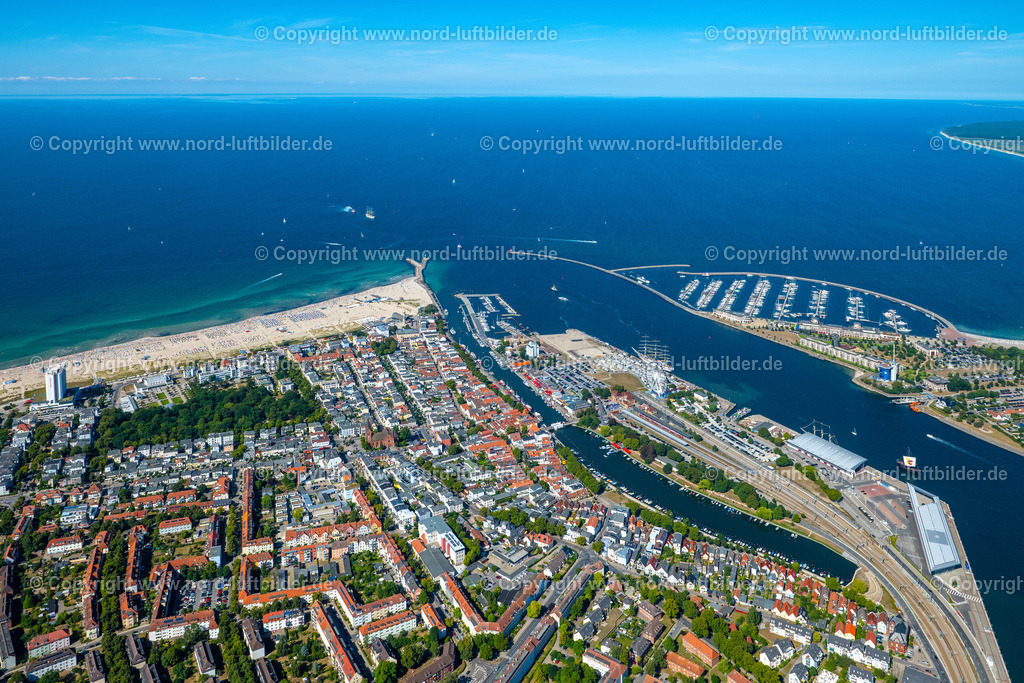 Warnemünde_Hanse_Sail_2022_ELS_8936100822 | ROSTOCK 10.08.2022 Sandstrand- und Ortsansicht des Ostseebad Warnemünde in Rostock im Bundesland Mecklenburg-Vorpommern, Deutschland. // Sandy beach and village view of the Baltic Sea Warnemuende in Rostock in the state Mecklenburg-Vorpommern, Germany. Foto: Martin Elsen