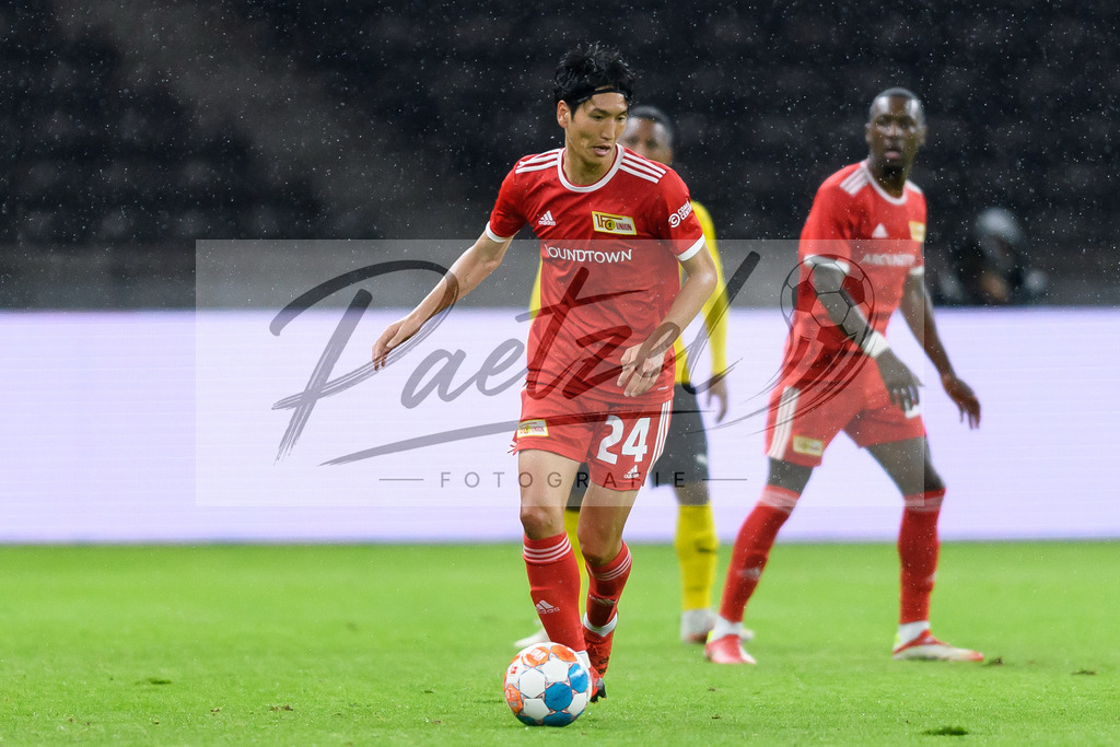 FCUKUO20210826_136 | Fussball, Herren: Genki Haraguchi (1.FC Union Berlin) in Aktion, am Ball, Einzelaktion beim Spiel der UEFA Conference League zwischen 1. FC Union Berlin und Kuopion PS im Olympiastadion am 26.08.2021 in Berlin, Deutschland. - Realisiert mit Pictrs.com