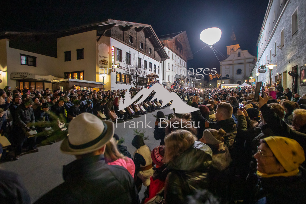 OE7A5382 | bereits zum Beginn des Spektakel ist die Rinchnacher Hofmark rappel voll