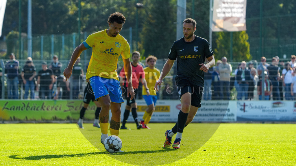Fußball, Herren, Saison 2025/2026, Regionalliga Nordost, 10. Spieltag, FSV 63 Luckenwalde vs. BSG Chemie Leipzig, Samstag 27.09.2025, Werner-Seelenbinder-Stadion Luckenwalde, | Fußball, Herren, Saison 2025/2026, Regionalliga Nordost, 10. Spieltag, FSV 63 Luckenwalde vs. BSG Chemie Leipzig, Samstag 27.09.2025, Werner-Seelenbinder-Stadion Luckenwalde, Im Bild: Andreas Pollasch (l. Luckenwalde) und Tim Kießling (r. Chemie) - Realisiert mit Pictrs.com