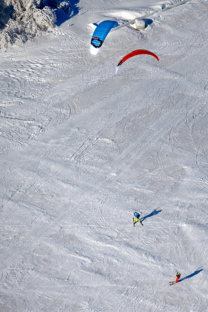 4043488 | GERSFELD (RHöN) 13.02.2021 Winterluftbild Surfer - Kitesurfer - Snowkiter in Fahrt an der Wasserkuppe in Gersfeld (Rhön) in der Rhön im Bundesland Hessen, Deutschland. Weiterführende Informationen bei: Papillon Flucenter Wasserkuppe. // Winter aerial photo Surfer - Kitesurfer - Snowkiter in ride on the Wasserkuppe in Gersfeld (Rhoen) in the Rhoen in the state Hesse, Germany. Further information at: Papillon Flucenter Wasserkuppe. Foto: Gerhard Launer