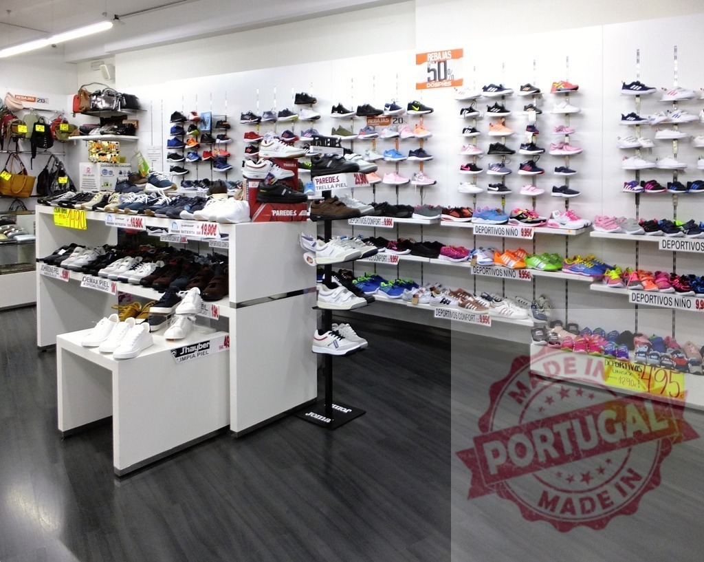 Shoe store interior displaying various footwear on shelves | Shoe store interior with many shoes and sneakers on display shelves, featuring footwear retail - Realisiert mit Pictrs.com