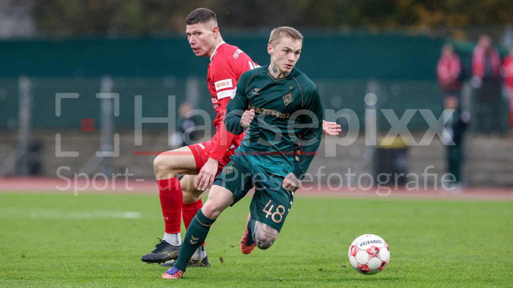 Fussball, Regionalliga Nord, SV Werder Bremen II - FSV Schöningen | v.li.: Dimitar Milushev (FSV Schöningen, 44) und Isak Hansen-Aaroen (Aaröen, SV Werder Bremen II, 48) im Zweikampf, Duell, Dynamik, Aktion, Action, Spielszene