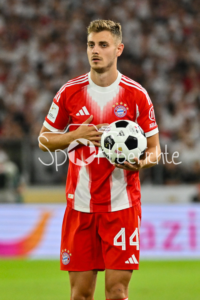 VfB Stuttgart - FC Bayern München | beim Einwurf Josip STANISIC (FC Bayern Muenchen 44) / Ball / Einzelfoto / Freisteller / Franz-Beckenbauer Supercup: VfB Stuttgart - FC Bayern München; MHP Arena am 16.08.2025