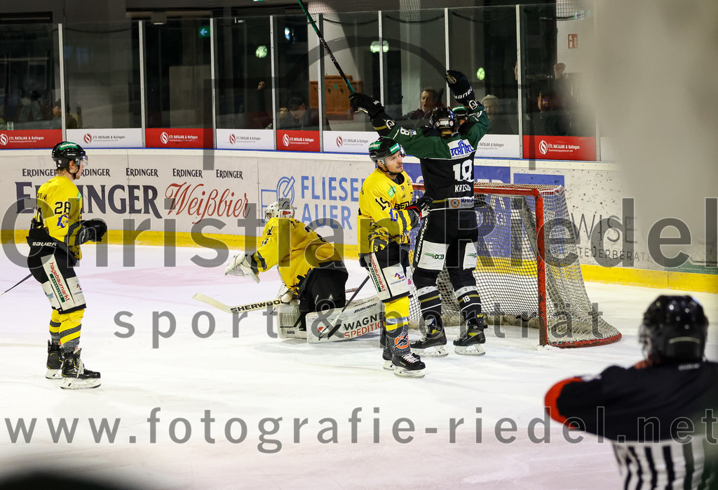 2022-11-20_122_TSV_Erding_gegen_ERSC_Amberg | Erding, Deutschland, 20.11.2022:
Eishockey, Bayernliga 2022 / 2023, 15. Spieltag, TSV Erding gegen ERSC Amberg, Endergebnis: 5:1

Das Tor zum 3:1 durch Sebastian Busch (Erding Gladiators, #11)
Shawn Campbell (ERSC Amberg, #28), Kevin Schmitt (ERSC Amberg, #19), Torwart Timon Bätge (ERSC Amberg, #31)

Foto: Christian Riedel / fotografie-riedel.net