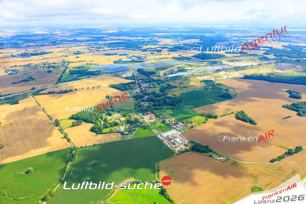 Die Luftaufnahme der Stadt Zurow wurde vom UL-Flugzeug heraus erstellt ( keine Drohne )- hohe Auflösung für beste Qualität
