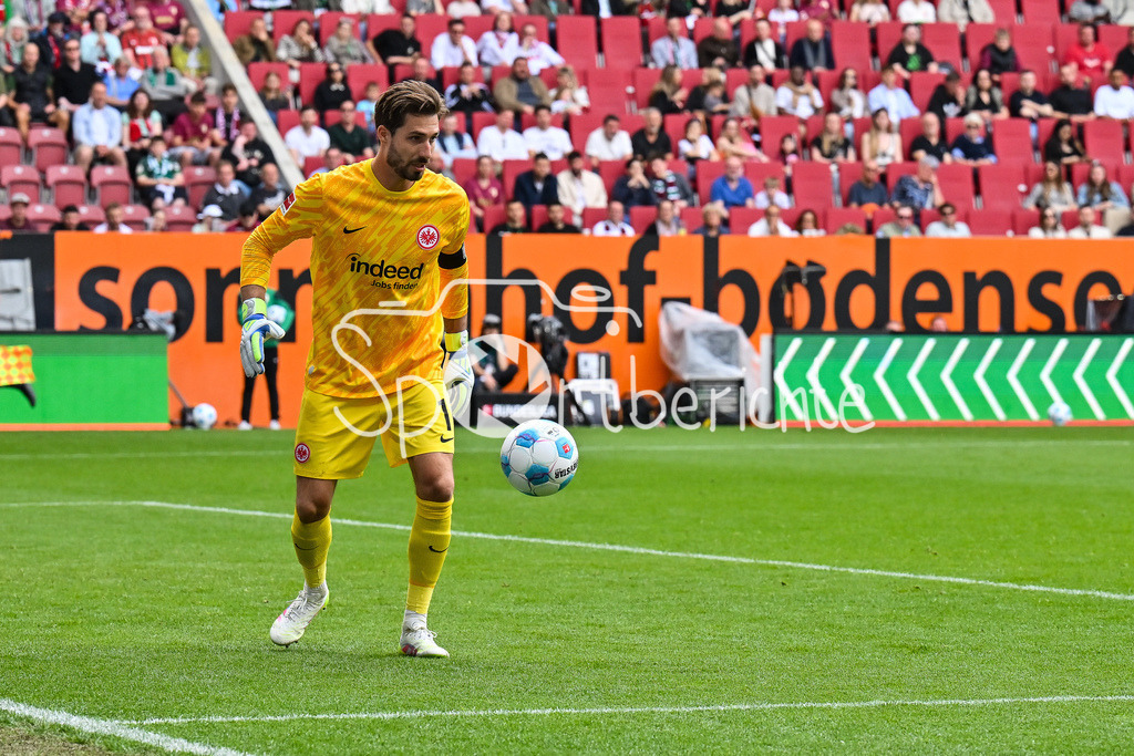 FC Augsburg - SG Eintracht Frankfurt | am Ball Kevin TRAPP (Eintracht Frankfurt 1) / Einzelfoto / Freisteller / Bundesliga: FC Augsburg - Eintracht Frankfurt, WWK Arena am 20.04.2025