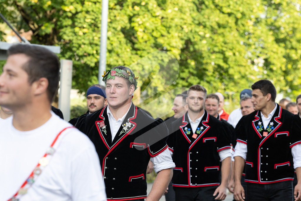ESAF2025_Empfang_8190 | Die Schwinger des Schwyzer Kantonalen Schwingerverbandes: Fotos, die Dynamik und Leidenschaft festhalten, sowie emotionale Momente aus dem traditionellen Schwingsport zeigen. - Realisiert mit Pictrs.com