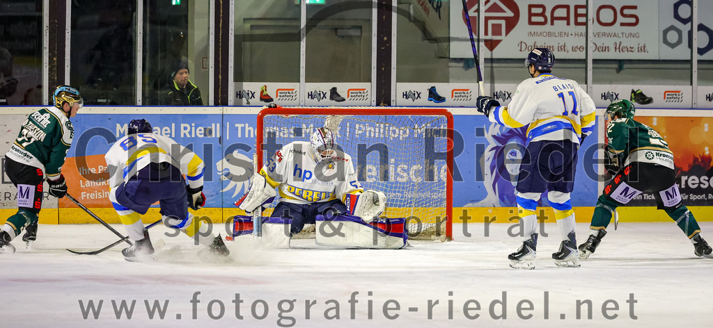 2025-12-05_109_TSV_Erding_gegen_Stuttgart_Rebels | Erding, Deutschland, 05.12.2025:Eishockey, Oberliga Süd 2025 / 2026, 23. Spieltag, TSV Erding gegen Stuttgart Rebels, Endergebnis: 5:6Thomas Matheson (Erding Gladiators, #37), Jannik Dornberger (Stuttgart Rebels, #85), Kimi Saffran (Stuttgart Rebels, #53), Alex Blais (Stuttgart Rebels, #11)Foto: Christian Riedel / fotografie-riedel.net