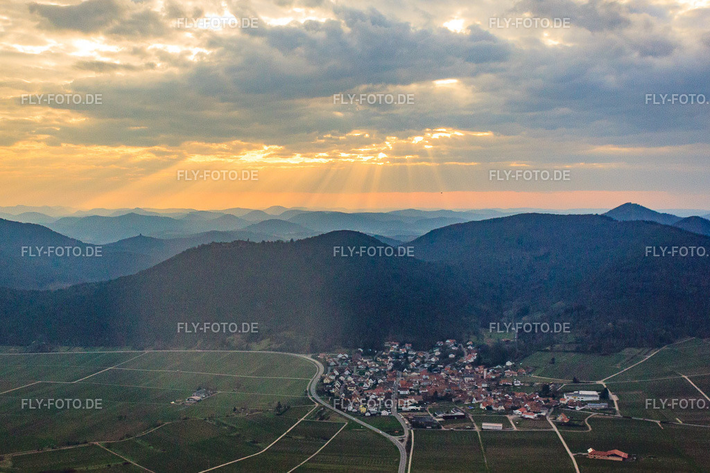 Winzerdorf bei Sunset über der Haardt | Luftbild: Winzerdorf bei Sunset über der Haardt in Eschbach im Bundesland Rheinland-Pfalz in Deutschland. Foto: IMG_25386.jpg vom 25.03.2010 durch Werner Riehm/FLY-FOTO.de - Realisiert mit Pictrs.com