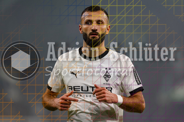 Borussia Mönchengladbach vs Karlsruher SC - DFB-Pokal 2. Runde | Mönchengladbach, Deutschland, 28.10.25:   Franck Honorat (Borussia Mönchengladbach) schaut waehrend des Spiels der DFB-Pokal 2. Runde zwischen Borussia Mönchengladbach vs Karlsruher SC im Stadion im Borussia Park(Foto von Brauer-Fotoagentur / Adrian Schlueter)