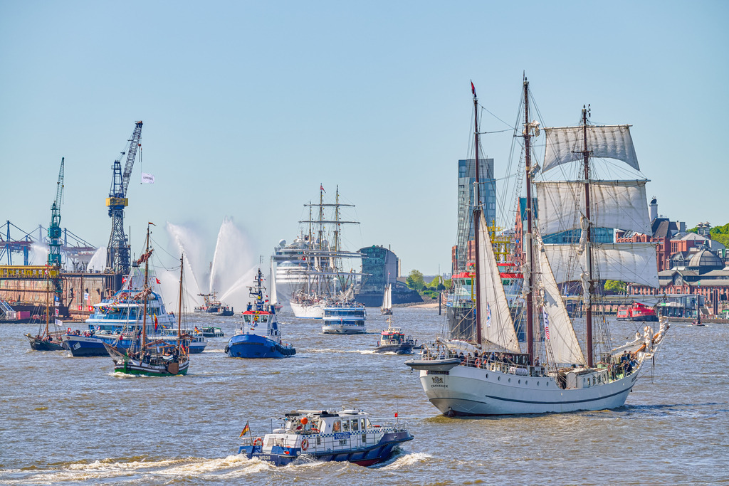 Artemis Hafengeburtstag | Das Segelschiff Artemis bei der Einlaufparade zum Hafengeburtstag Hamburg im Jahr 2026; sie ist ein 59 Meter langer, als Bark getakelter Dreimaster. - Realisiert mit Pictrs.com