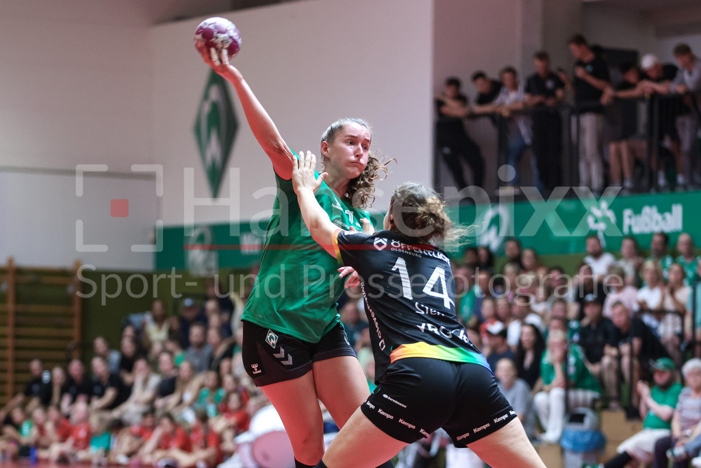 Handball, DHB-Pokal Frauen, SV Werder Bremen - VfL Oldenburg | v.li.: Lara Niemann (SV Werder Bremen, 35) wu, Marie Steffen (VfL Oldenburg, 14) mit dem Blockversuch, Spielszene, Aktion, Action