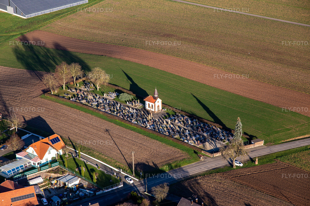 Vue aérienne: Cimetière sur la D244 à Salmbach dans le département Bas Rhin, France. Photo: IMG_135703.jpg prise le 03/01/2023 par Werner Riehm/FLY-FOTO.eu – Résolution de l'original: 5472 x 3648 px