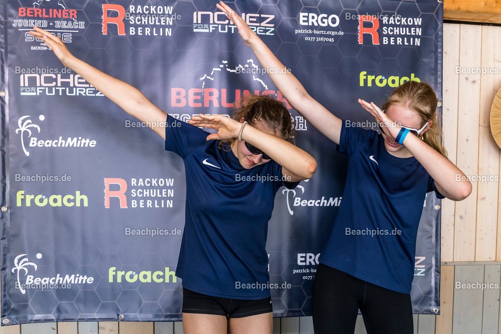 2025-200076241-Jugend-Beach-Serie-Fotobox | Pinar Atalay, Bundeskanzler Friedrich Merz 31.05.2025; Berlin Foto: Gerold Rebsch - www.beachpics.de