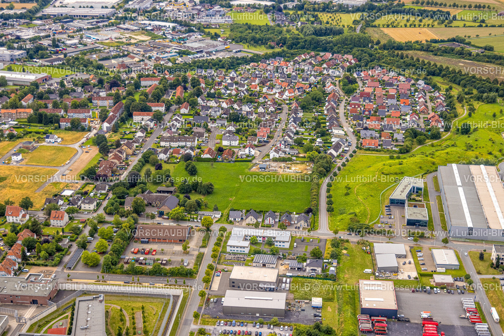 Werl240712183 | Luftbild, Wohngebiet Wohnsiedlung mit Freifläche zwischen Röntgenstraße und Hallenser Straße, Wiesenfläche und Baustelle, Straßen mit Städtenamen und Wissenschaftlernamen, Werl, Soester Börde, Nordrhein-Westfalen, Deutschland
