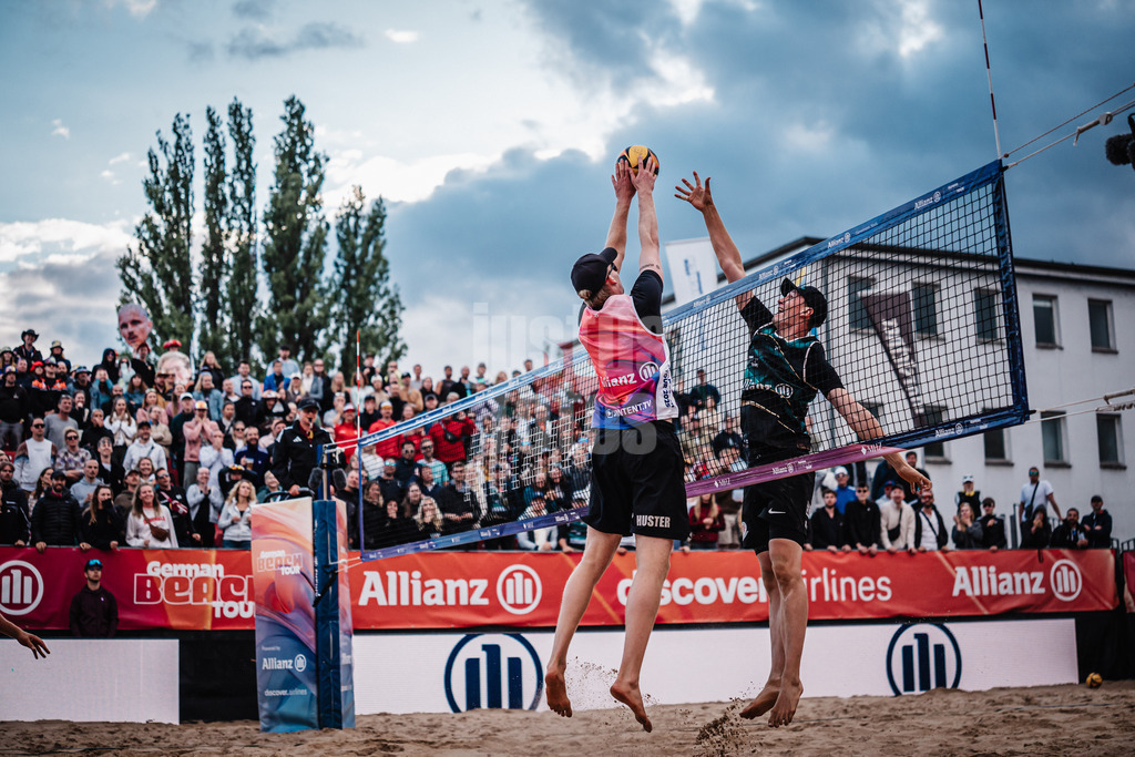 Beachvolleyball | Männer | Allianz German Beach Tour 2025 | Tourstop Berlin | 24.08.2025 | v.l. Philipp Huster blockt Robin Sowa
