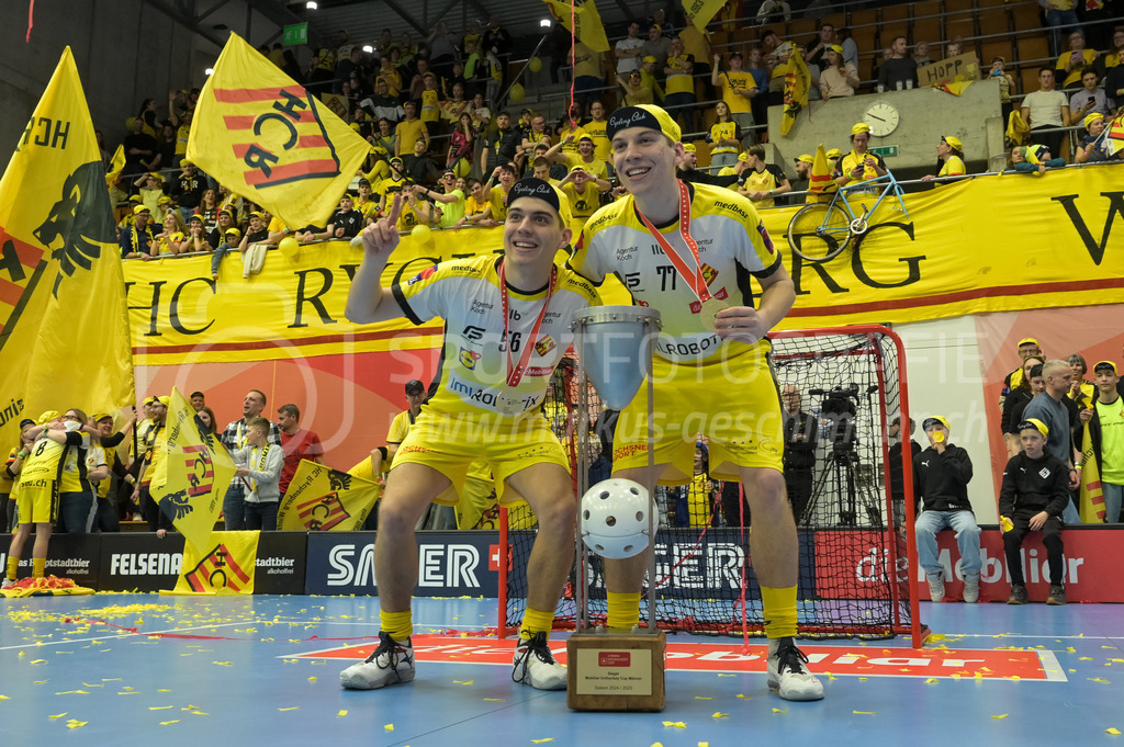 Zug United vs HC Rychenberg - 22. February 2025 | Zug United vs HC RychenbergSporthalle Wankdorf, BernDamian Hocevar (#56 HC Rychenberg Winterthur) und Nicola Hocevar (#77 HC Rychenberg Winterthur) mit dem Pokal.Bild: Sportfotografie Markus Aeschimann | www.markus-aeschimann.ch - Realisiert mit Pictrs.com