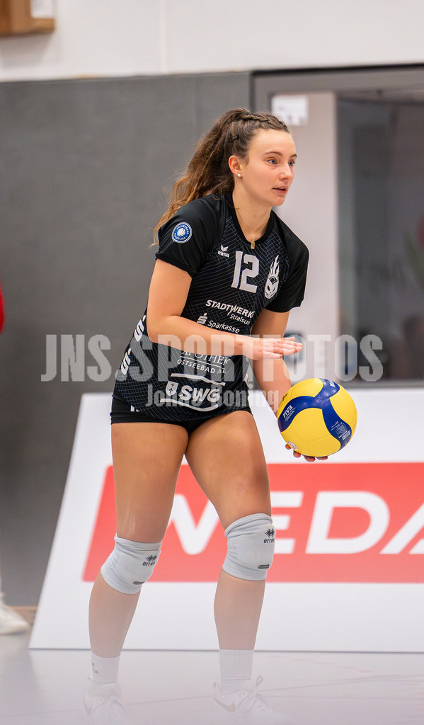 Volleyball I Frauen I Saison 2025-2026 I 2 Bundesliga Pro I 17. Spieltag VFL Oythe - VC Stralsund I 1675 | Tara Fröhlich (12,VC Stralsund) - Realisiert mit Pictrs.com