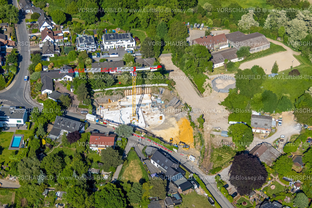 Muelheim250508873-2 | Luftbild, Baustelle und Baugrube mit Baukran an der Voßbecker Straße, rechts Tiebes - Aubergshof Pferdepension, Saarn, Mülheim an der Ruhr, Ruhrgebiet, Nordrhein-Westfalen, Deutschland